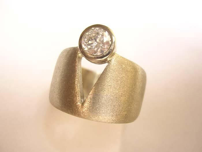 18ct white gold V cut ring with diamond 18ct white gold V cut ring with diamond