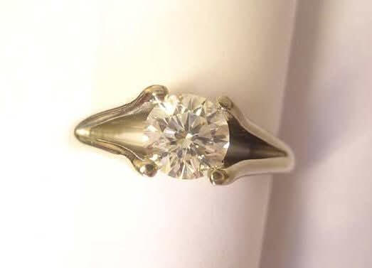 18ct white gold solitaire ring with a natural 1ct diamons